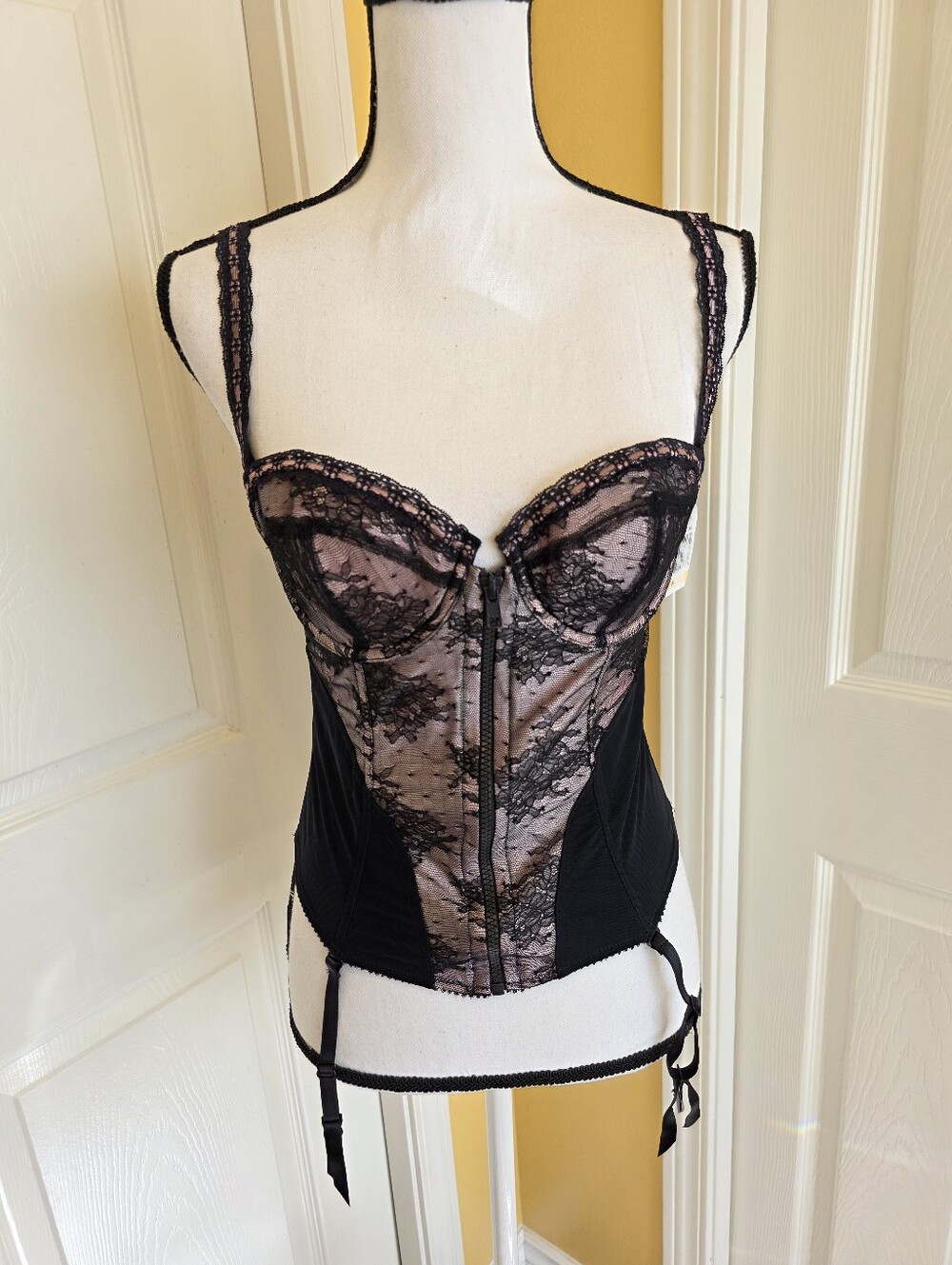 JEZEBEL BLACK ZIPPERED MERRY WIDOW, SIZE M, NEW